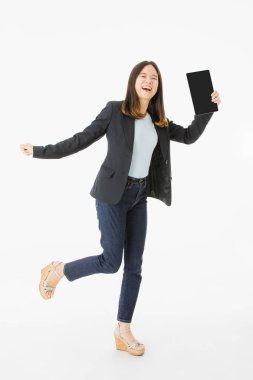 Genç, güzel, Asyalı, uzun siyah saçlı, şık, sıradan, ayakta duran, gülümseyen, reklam konsepti için canlı siyah fotokopi alanı tutan, izole edilmiş beyaz arka plan.