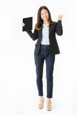 Genç, güzel, Asya Bayan, uzun siyah saçlı, smart casual, siyah stüdyo portre tablet el eller yukarı izole beyaz arka plan memnun bir jest ile poz