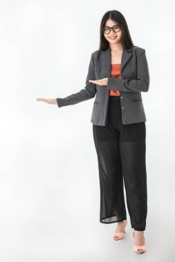 Tam uzunlukta stüdyo portre genç çekici Asyalı kadın, uzun siyah saçlı, gözlük, rahat moda, yüksek topuk, gülümseyen, kamera, izole beyaz zemin üzerine bakarak değil palm açın