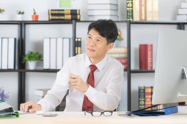 Bilgisayar ve ofis arka plan ile e-posta gönderme başlangıç ofisinde çalışan mutlu orta yaşlı, yakışıklı, Asya, işadamı, koyu kırmızı kravat, Beyaz gömlekli