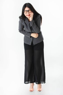 Genç Asyalı kadın, uzun siyah saçlı, gözlüklü, ağlıyor, ağlıyor, kederli beklenmedik üzücü haber izole beyaz arka planda üzerinde gri elbiseli tam uzunlukta studio portresi