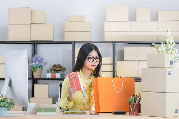 Joven Atractiva Mujer Negocios Asiática Pelo Largo Negro Con Gafas — Foto de Stock