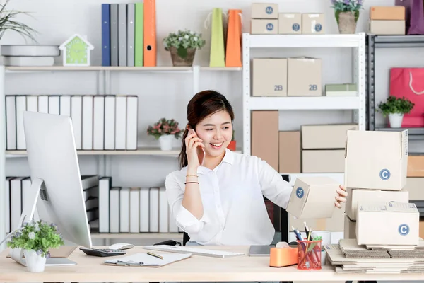 Mujer Asiática Joven Hermosa Usando Teléfono Inteligente Con Sonrisa Mirando — Foto de Stock