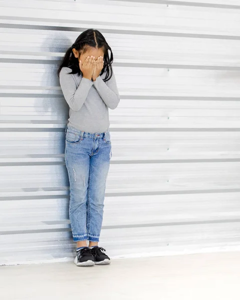Gyerekek Erőszakoskodnak Barátjukkal Gyerekek Közötti Zaklatás Koncepciója Amikor Együtt Élnek — Stock Fotó