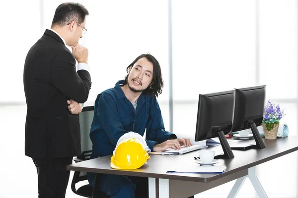 Jovem Engenheiro Asiático Usa Notebook Para Apresentar Seu Trabalho Engenheiro — Fotografia de Stock