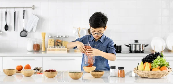 Meninos Asiáticos Estão Derramando Especiarias Recipientes Madeira Intencionalmente Modelo Cozinha — Fotografia de Stock