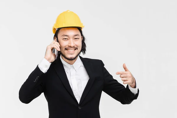 Portré Fiatal Ázsiai Mérnök Fekete Öltöny Használja Mobiltelefon Álló Fehér — Stock Fotó