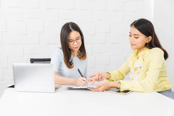 Scatto Due Giovani Belli Architetti Asiatici Discutere Pianificazione Del Progetto — Foto Stock