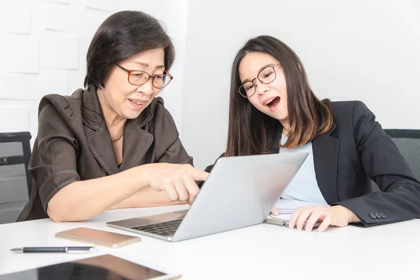 Estúdio Tiro Asiático Empresária Sênior Com Laptop Verificando Mails Com — Fotografia de Stock