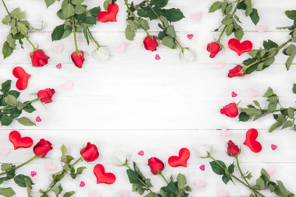 Sevgililer günü ve Aşk konsepti, Kadın siyah gömlek, turuncu önlük, beyaz el eldiveni ev yapımı kalp şeklinde beyaz çikolata aranjmanı üç satır, yemek odası arka plan tutun plaka