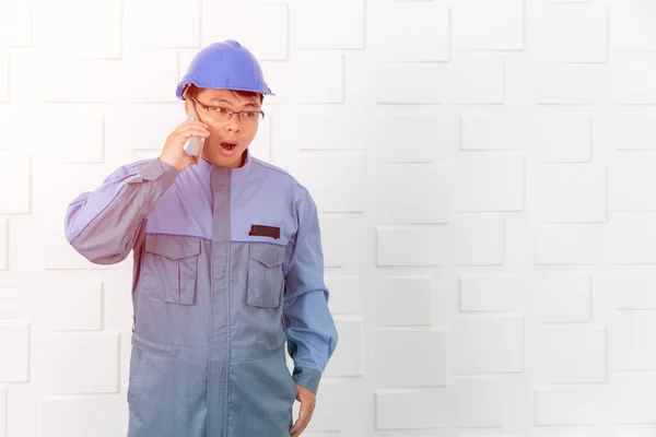 Halvlängds Porträtt Medelålders Asiatisk Elektriker Overall Arbetande Uniform Klädd Blå — Stockfoto