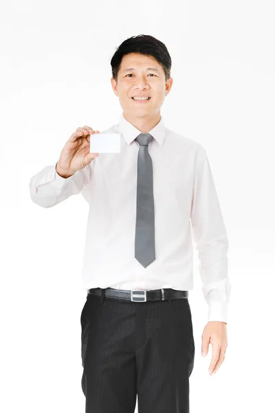 ハンサムなアジア人 ビジネスマン 白いシャツ ストライプのネクタイの黒いズボンと靴 ブリーフケースを置き クレジットカードやペイメントカードの広告をモックアップ 孤立した白い背景に — ストック写真