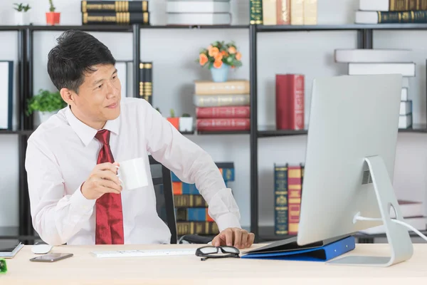 생기고 아시아 사업가 어두운 넥타이 셔츠에 컴퓨터와 사무실 배경으로 사무실에서 — 스톡 사진