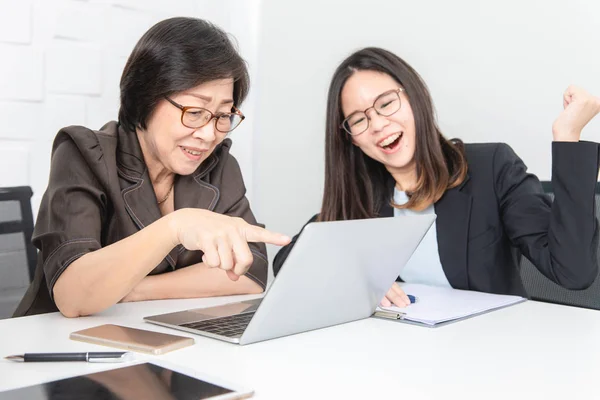 Estúdio Tiro Asiático Empresária Sênior Com Laptop Duas Equipes Jovens — Fotografia de Stock