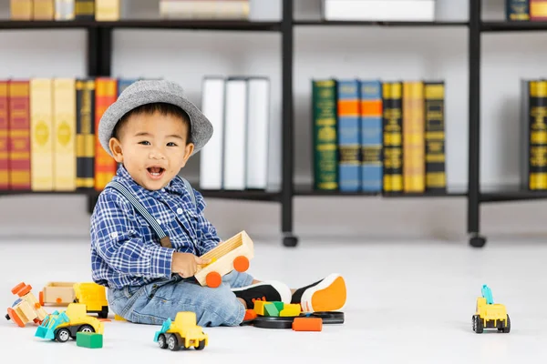 Jeden Rok Stary Azjatki Baby Boy Uśmiech Siedzi Podłodze Grać — Zdjęcie stockowe