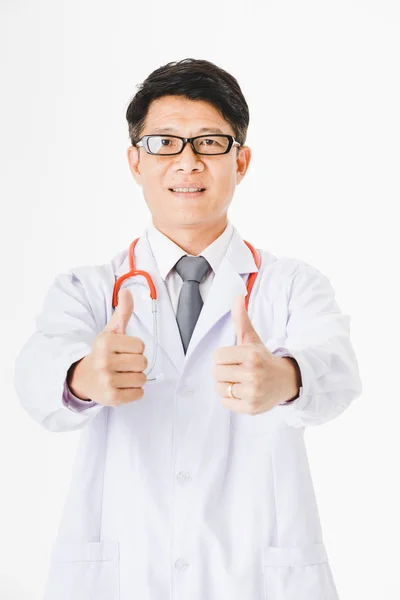 Portresi Orta Yaşlı Yakışıklı Asya Doktor Hastane Stetoskop Gururla Poz — Stok fotoğraf