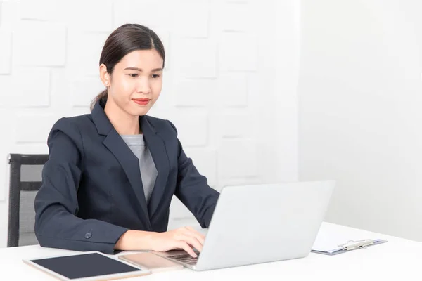 Porträtt Unga Vackra Asiatiska Business Lady Mörker Business Suit Skriva — Stockfoto