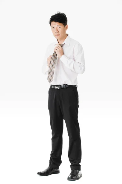 中年人 亚洲人 商人的全长肖像 穿着白色衬衫 黑色裤子和鞋子 调整领带 看着相机 在孤立的白色背景 — 图库照片