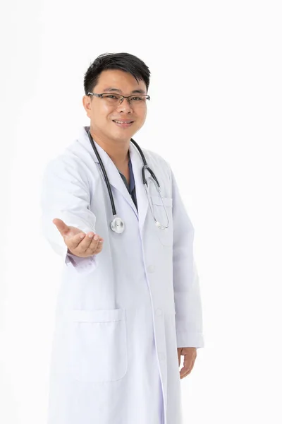 幸せな中年ハンサムなアジアの医師の半分の長さの肖像画は 眼鏡をかけて 彼の首の周りの病院の聴診器で勤務中に 手渡し 歓迎のサインを作り 孤立した白い背景に — ストック写真