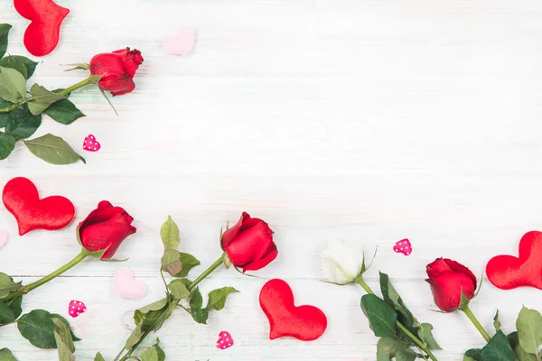 Sevgililer Günü ve Aşk konsepti, taze kırmızı düzenleme, beyaz gül, ahşap arka plan pembe küçük kalp konfeti çerçeve, kopya alanı üst sağ köşe, düz yatıyordu, üst görünüm tebrik kartı tarzı