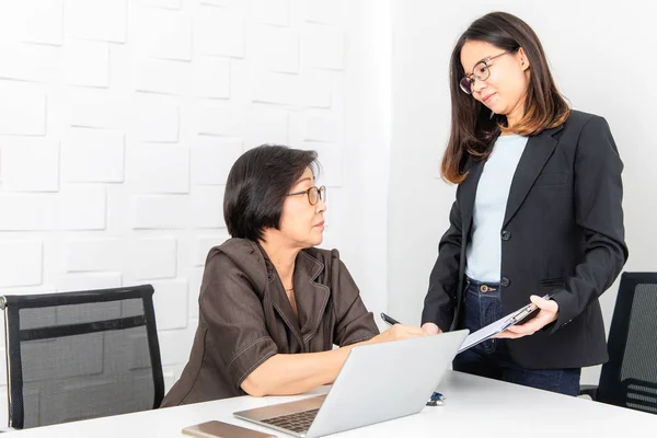 Studio Shot Asiatica Senior Businesswoman Con Laptop Seduta Con Giovane — Foto Stock