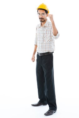 Sarı miğferde duran mühendis.