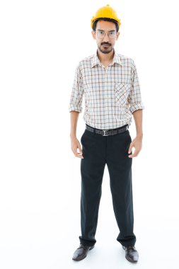 Sarı miğferde duran mühendis.
