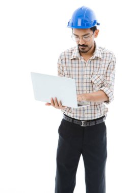 Mühendis adam mavi kask daktilo defteri.