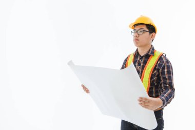 Sarı miğferde duran mühendis.