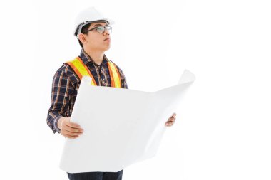 Sarı miğferde duran mühendis.