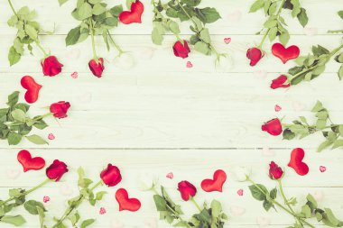 Kutuda beyaz kalp çikolatası var.