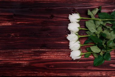 Sevgililer günü kartı taze gül ve kalp tahtada