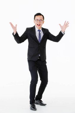 İzole edilmiş beyaz arka planı olan genç bir adam.