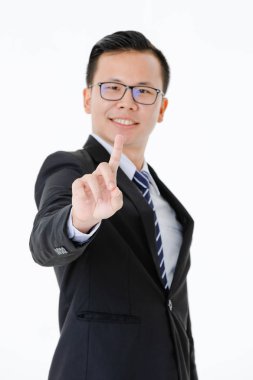 İzole edilmiş beyaz arka planı olan genç bir adam.