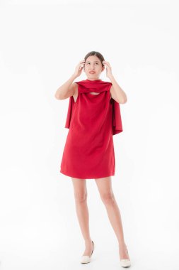 Kırmızı elbiseli genç bayan