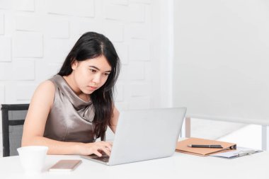 İnşaat ofisindeki Asyalı mimar