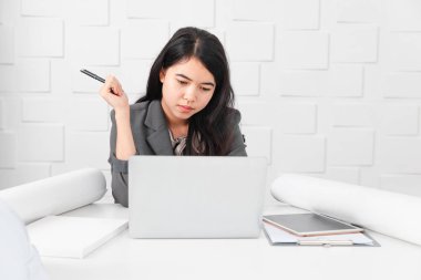 İnşaat ofisindeki Asyalı mimar