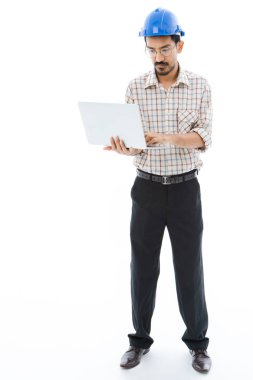 Mühendis adam mavi kask daktilo defteri.