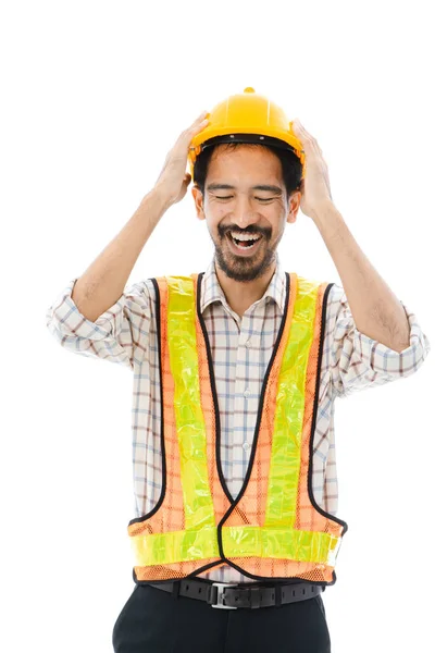 Homem engenheiro cruz braço capacete laranja e colete — Fotografia de Stock