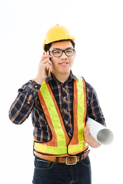 Ingeniero hombre casco amarillo teléfono inteligente escala enojado . — Foto de Stock