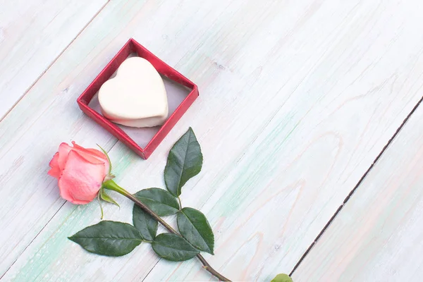 Valentijn liefde hart cadeau chocolade doos rose hout — Stockfoto