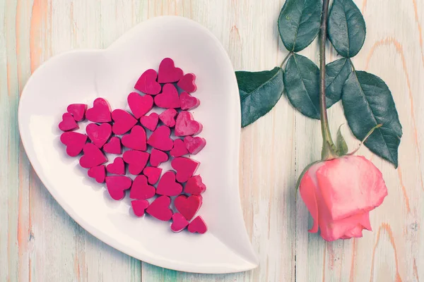 Valentijn liefde hart cadeau chocolade schotel roos hout — Stockfoto