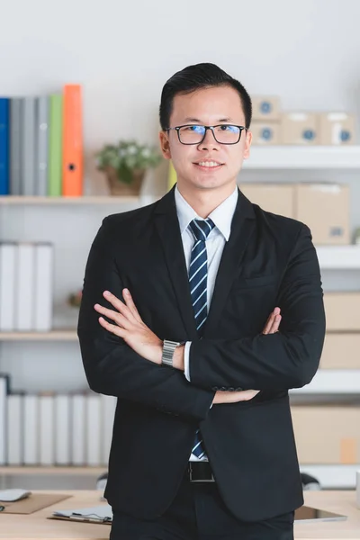 Asiatisk affärsman på kontoret — Stockfoto