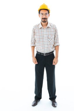 Sarı miğferde duran mühendis.