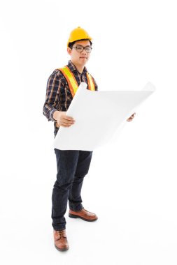 Sarı miğferde duran mühendis.