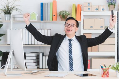 Asyalı işadamı ofiste