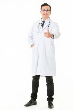 İzole edilmiş beyaz arka planda Asyalı doktor