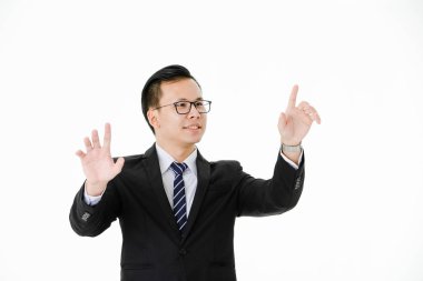 İzole edilmiş beyaz arka planı olan genç bir adam.