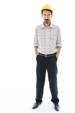 Sarı miğferde duran mühendis.