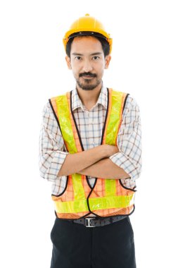 Makinist turuncu miğfer ve yeleği çapraz kolla